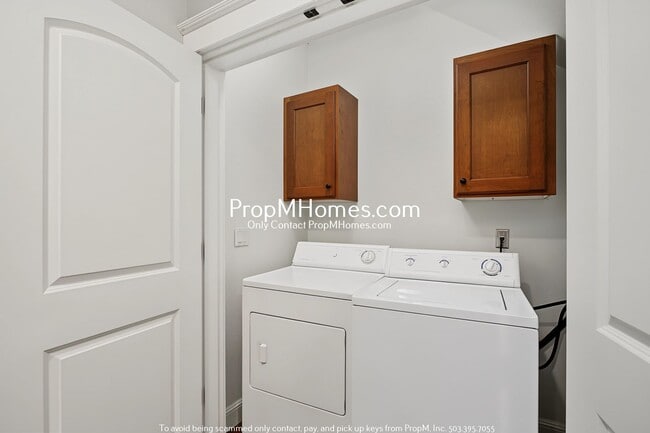 Building Photo - Beautiful Two Bedroom Townhouse In Humboldt - End Unit!