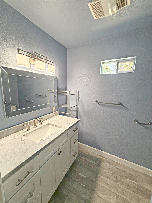 Building Photo - 4230 Havenview Dr