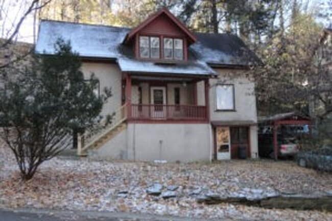 Building Photo - 4 Bedroom Home Just Off Cornell Campus