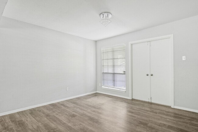 Building Photo - 10588 High Hollows Dr