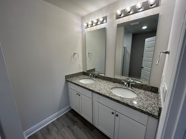 Building Photo - New Townhome near UWF and Nine Mile RD