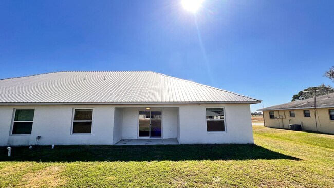 Building Photo - DISCOVER THE BEAUTIFUL 2 Bd/2Ba Duplex in Sebring!!