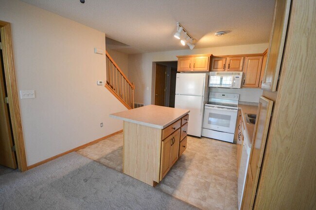 Building Photo - 2-story townhome in fantastic location!