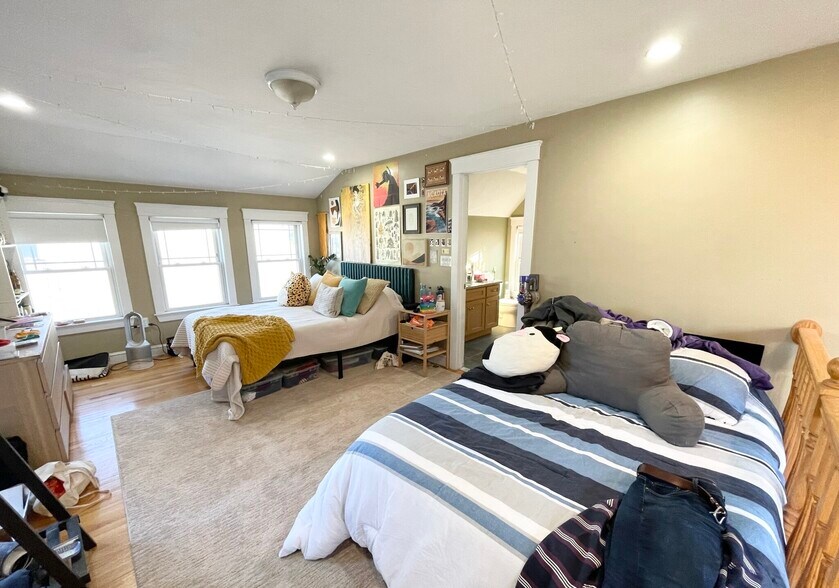 Building Photo - 17 Iroquois St