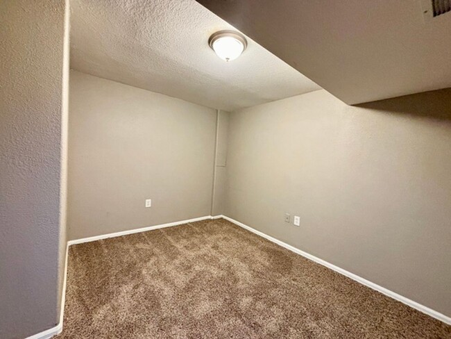 Building Photo - 1044 S Paris Ct