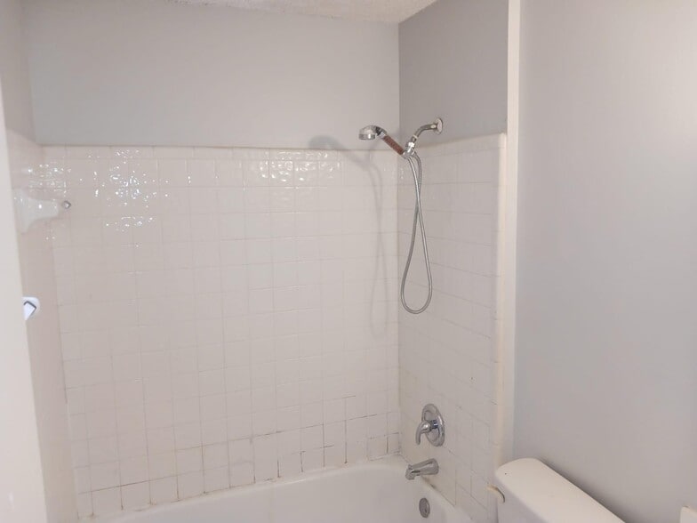 Building Photo - 6415 Sable Woods Dr E