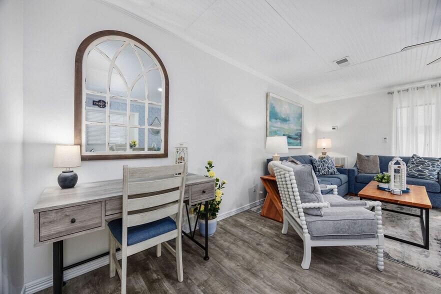 Building Photo - 209 75th Ave N