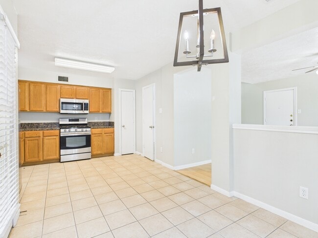 Building Photo - 1812 W Villa Maria Rd