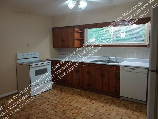 Building Photo - Don't Miss this Charming 2 bedroom with Ga...