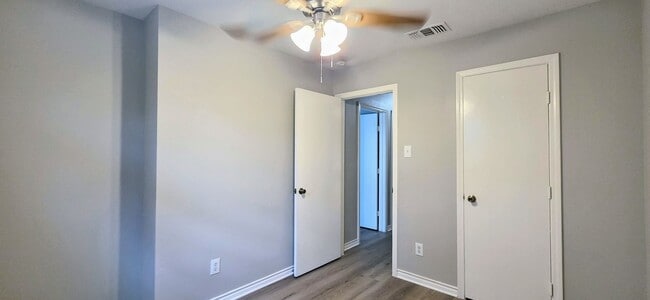 Building Photo - 3 Bedroom Townhome near Medical Center