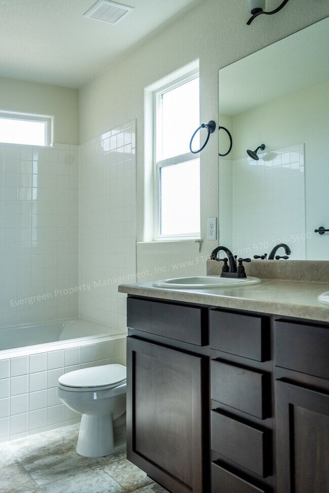 Building Photo - Gorgeous 4-Bed, 2.5 Bath Home in Windsor!