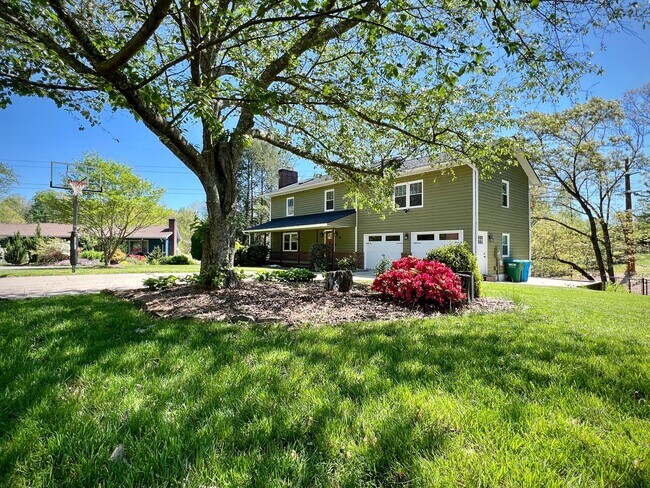 Beautifully Updated Home! Fenced Yard! - Beautifully Updated Home!  Fenced Yard!