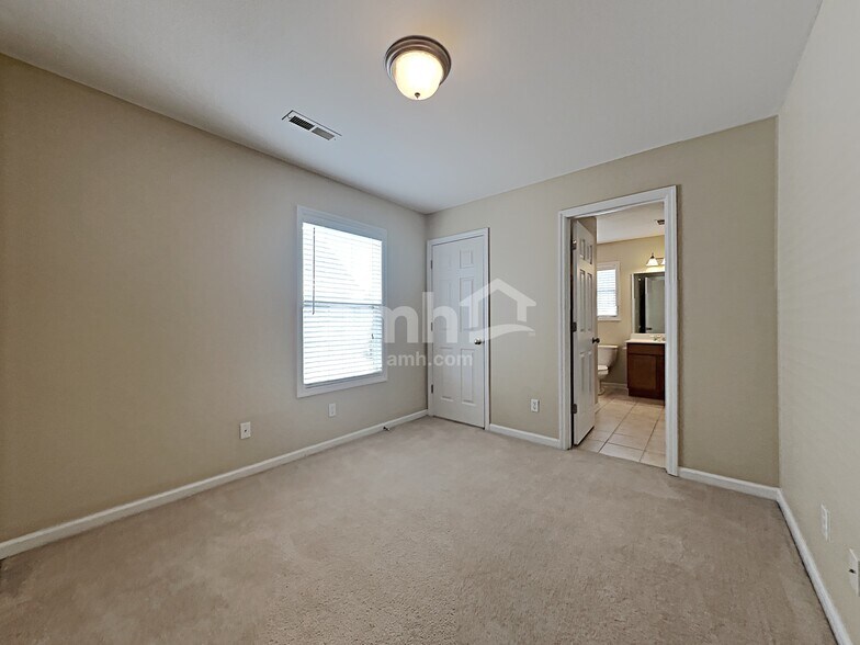 Building Photo - 1641 Silver Oak Ln