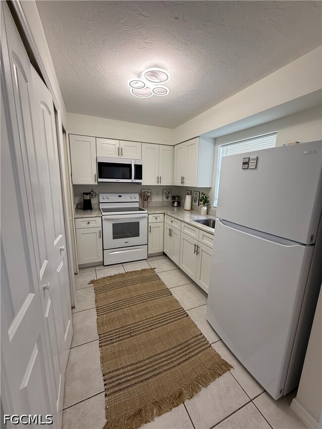 Building Photo - 525 SE Van Loon Terrace