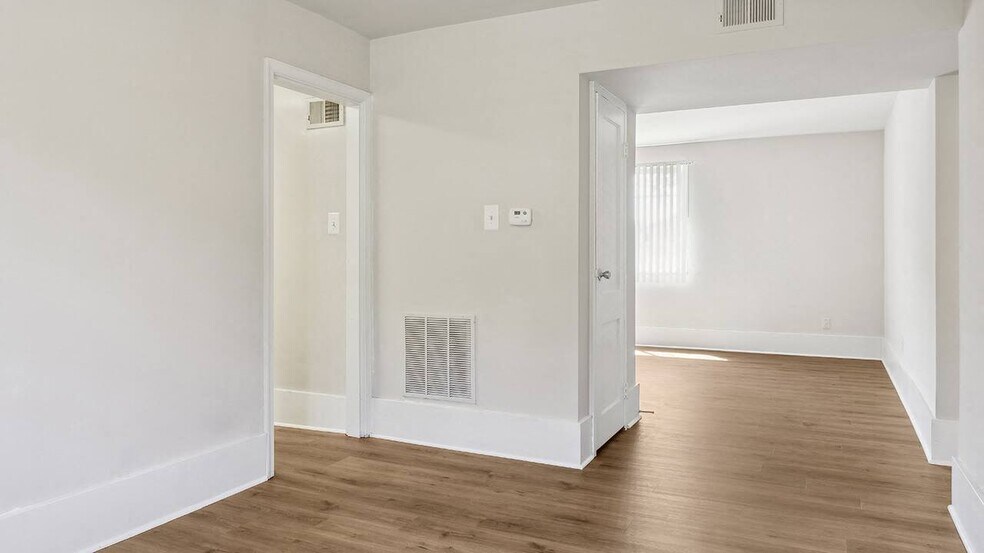 Building Photo - The Barrington Apartments
