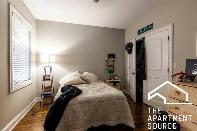 Building Photo - 1136 W Diversey Pkwy