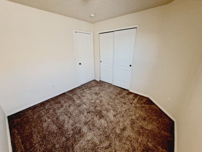 Building Photo - 3 bed 2 bath home in Huning Ranch. Great Yard