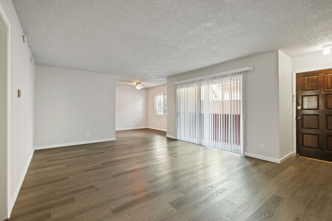 Building Photo - 1111 17th St #D in Santa Monica - North of Wilshire Blvd!