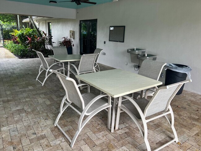 Building Photo - 3300 N Palm Aire Dr