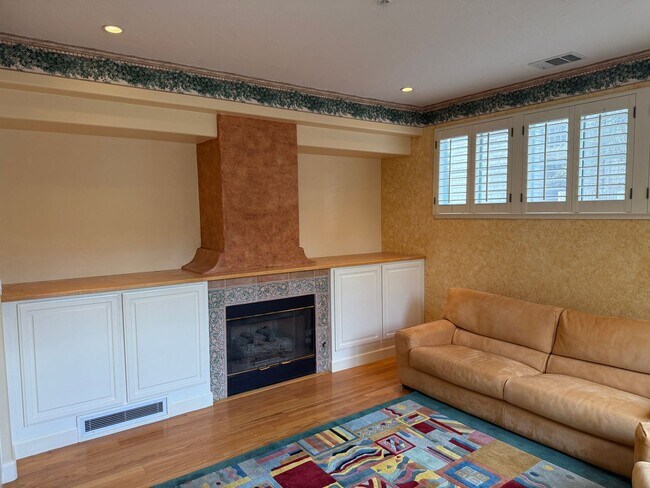 Building Photo - Los Altos Townhouse