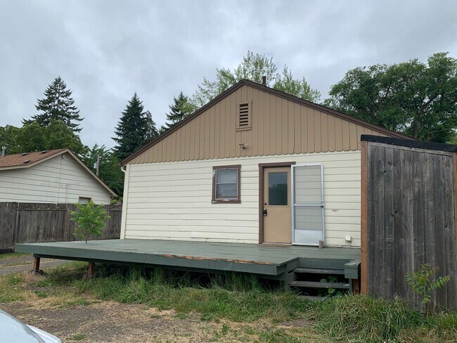 Building Photo - 2 Bedroom ~ 1 bath Cottage near Campus in serene setting