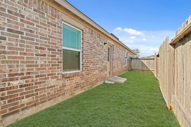 Building Photo - 1001 Strawberry Ridge Dr