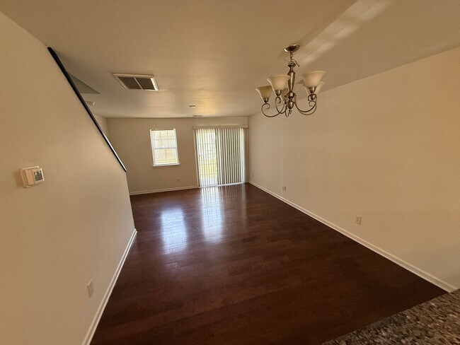 Building Photo - Upgraded Townhome