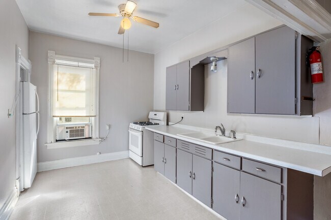 Building Photo - 1303 Waugoo Ave