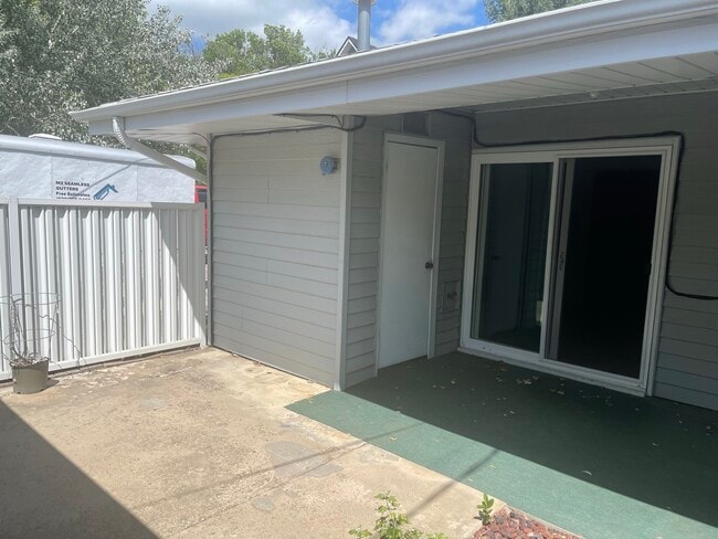 Building Photo - 518 Carson St