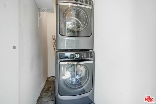 Building Photo - 8815 Rosewood Ave