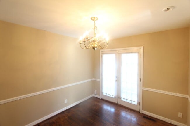 Building Photo - 3 Bedroom, 1 Bath! New on the Market!!  Co...