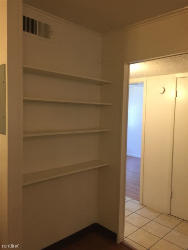 Building Photo - 2 br, 1 bath Apartment - University Manor