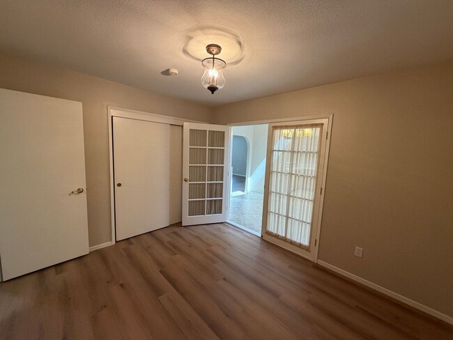 Building Photo - Well Maintained Duplex