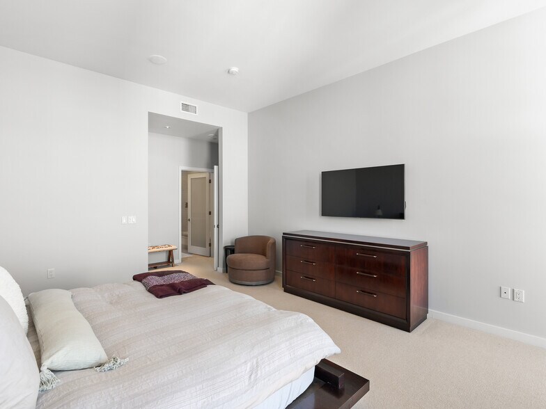 Building Photo - 1025 NW Couch St