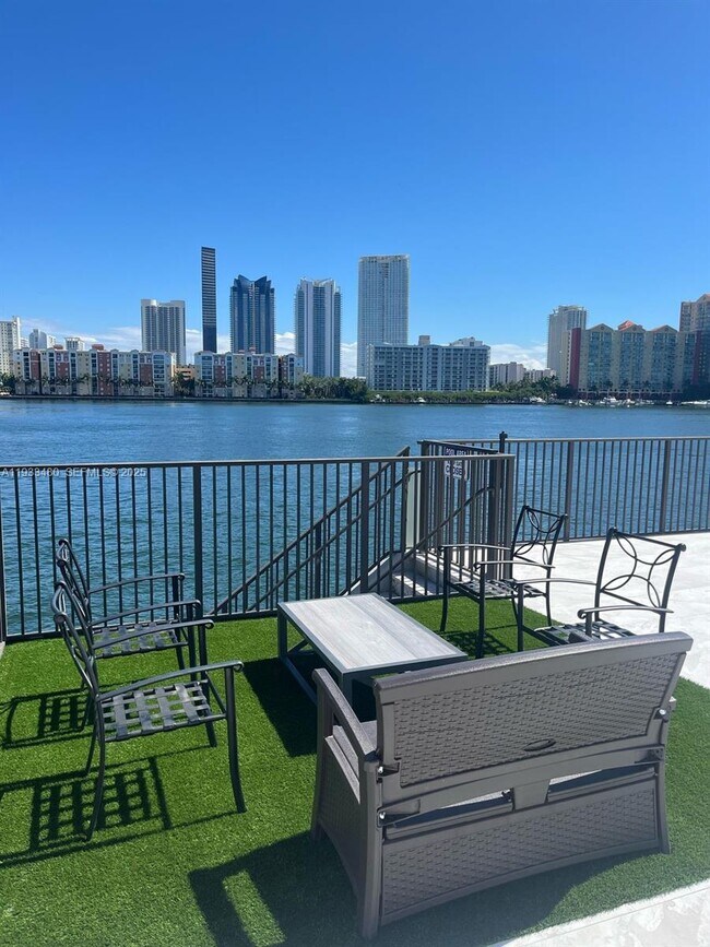 Building Photo - 1801 S Treasure Dr