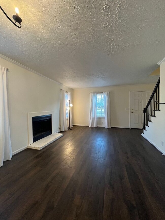 Building Photo - Recently Renovated Hendersonville Condo