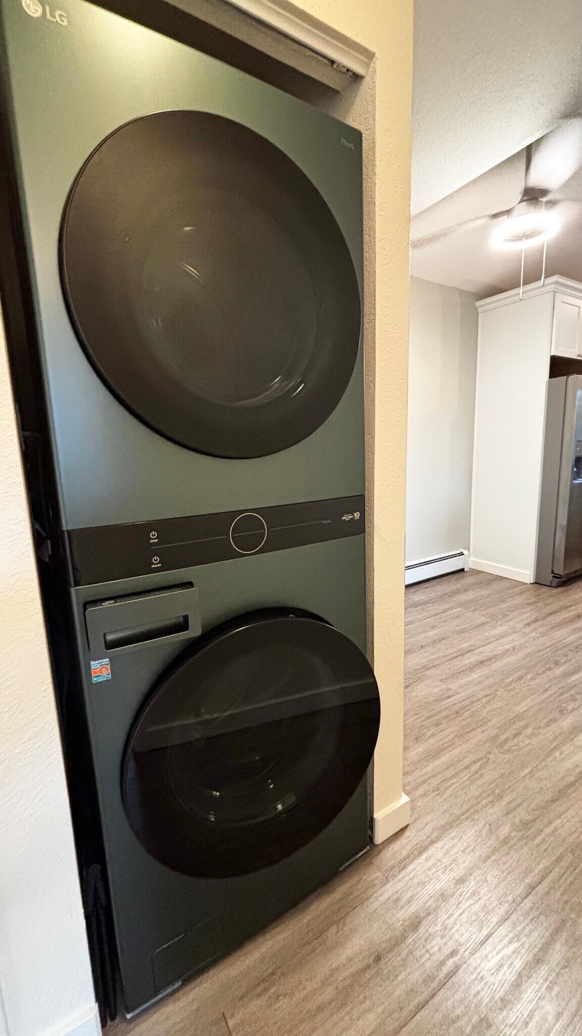 New washer/dryer with AI and steam option - 3515 28th St