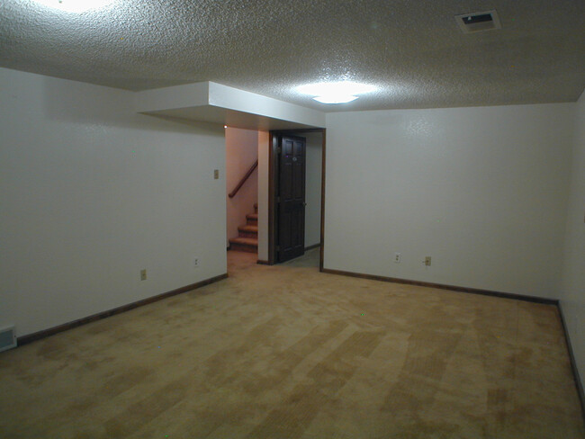 Building Photo - House For Lease