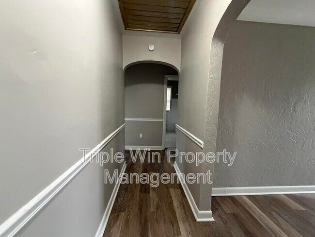 Building Photo - 520 Hentschel Pl