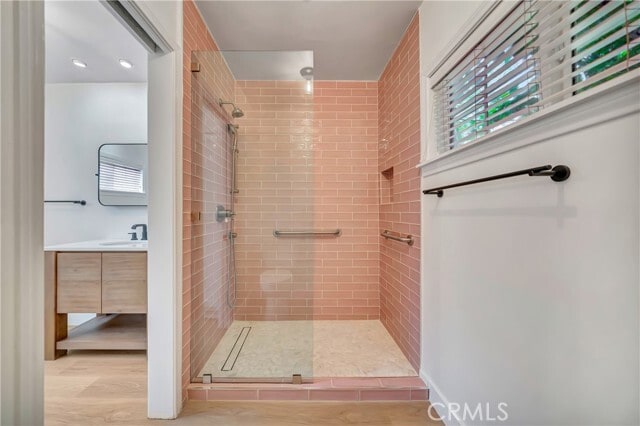 Building Photo - 546 S Beachwood Dr