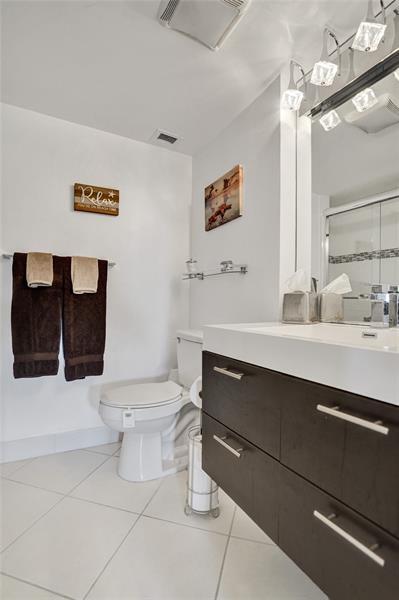 Building Photo - 1150 Hillsboro Mile