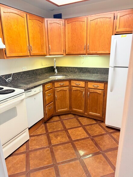 Building Photo - 555 W Cornelia Ave