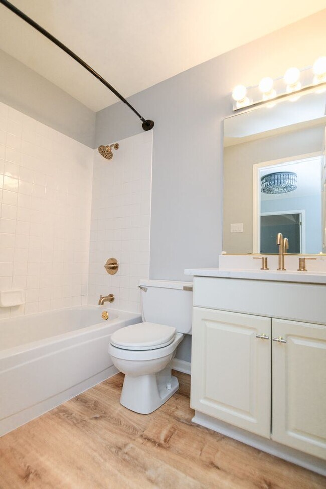 Building Photo - 5 bedroom / 2.5 bathroom Home for Rent in Valparaiso