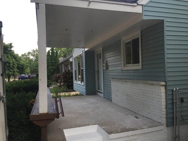 Building Photo - Cozy 3 bedroom 2bath Bungalow in nice Redford neighborhood