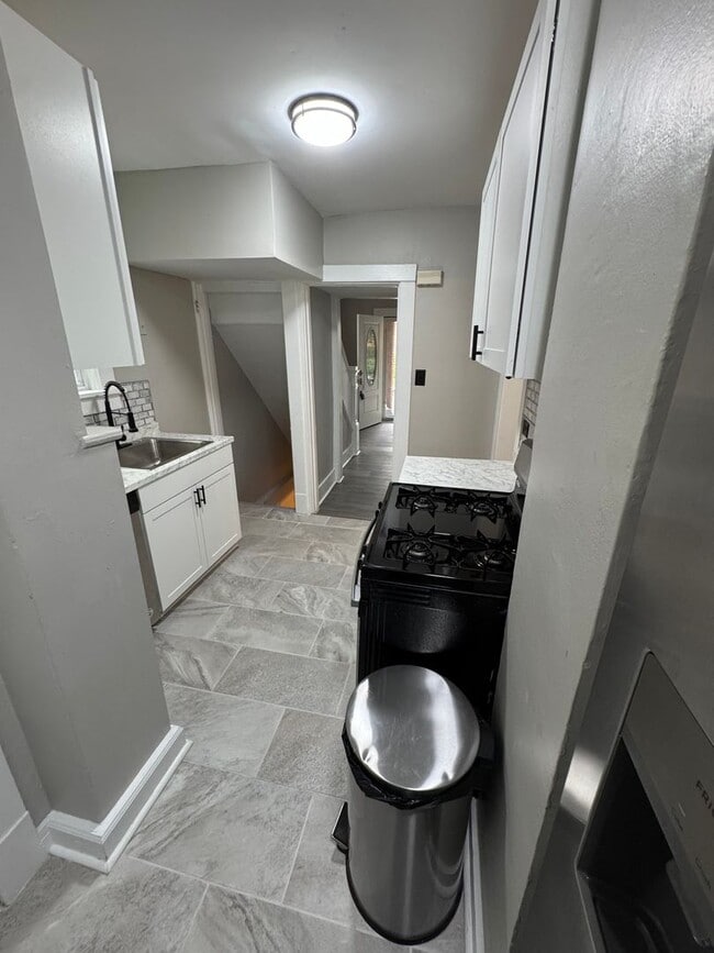 Building Photo - 3 Bedroom 1.5 Bath in Dormont!