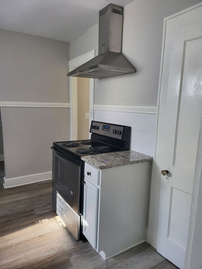 Building Photo - Newly Remodeled 3 Bedroom 2 Bath home in D...