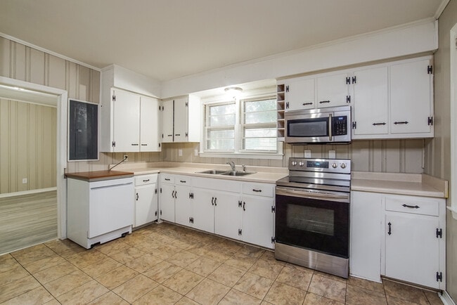 Building Photo - 415 N Pine St