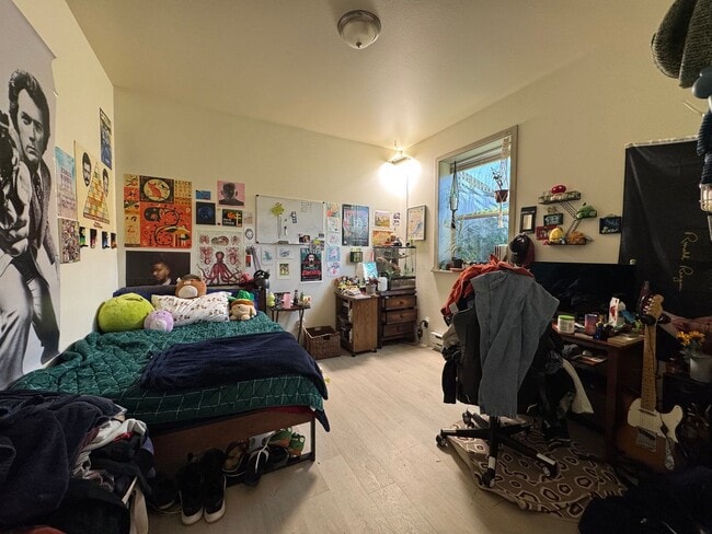 Building Photo - 7 Bed 2.5 Bath House - Near WWU