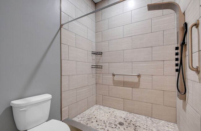Building Photo - Modern Loft Near HCA & TMH With Lake Frontage