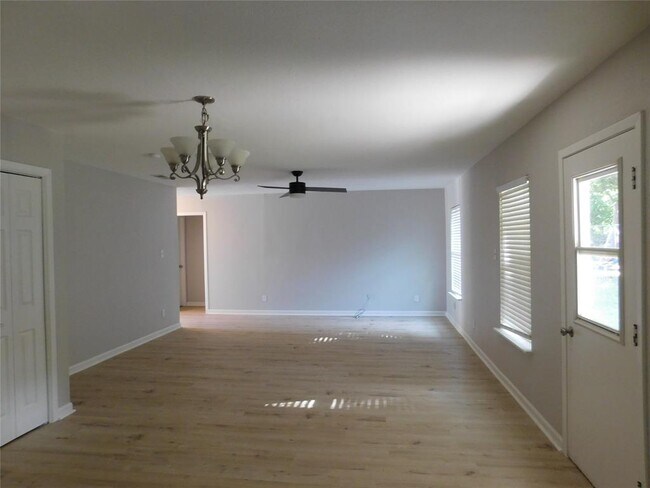 Building Photo - 10100 Woodglen Dr
